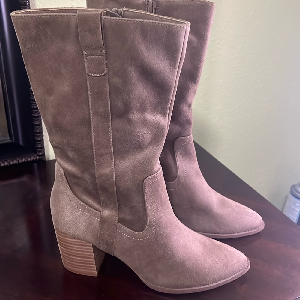 Ladies mid length boots Size 8M by Dolce Vita.